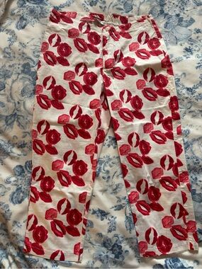 White Capris with Red Lip Print! Sabrina Carpenter who!?